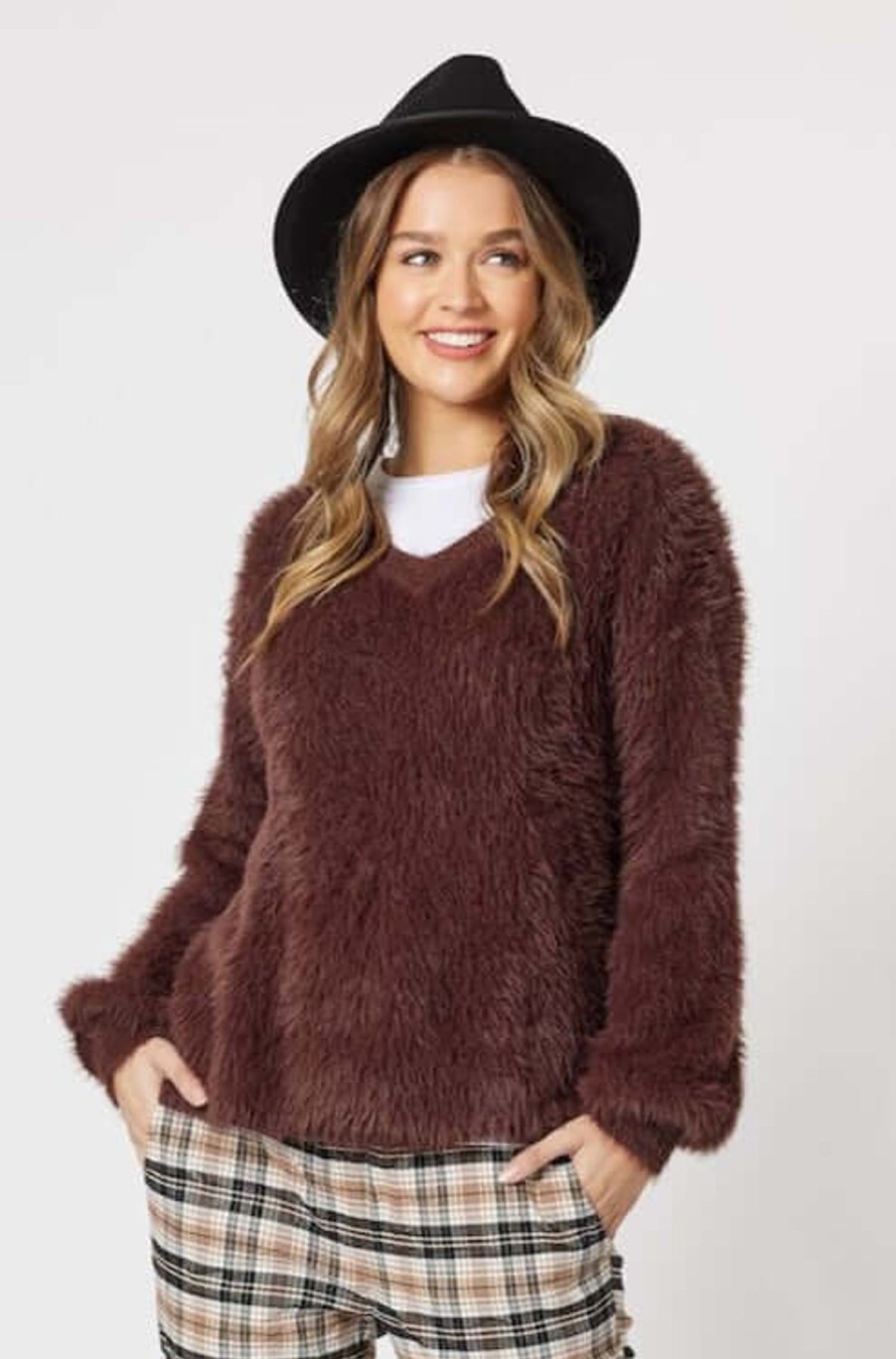 Women Threadz | Threadz V Neck Fluffy Knit In Chocolate